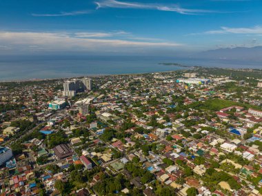 Davao City, modern binaları olan kıyı şehri. Mindanao, Filipinler. Şehir manzarası.