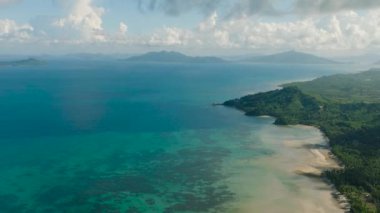 Kumlu sahillerin yakınındaki turkuaz suyun drone görüntüsü. Duli Sahili. Mariposa Sahili. El Nido, Palawan. Filipinler.