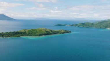 Romblon, Filipinler 'de teknesi olan adaların ve mavi denizin tropikal manzarası.