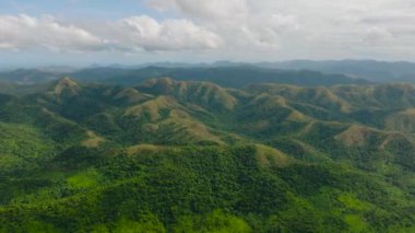 Dağlar ve yeşil tepeler. Dağların yamaçlarında hep yeşil bitkiler olur. Koron. Palawan, Filipinler.