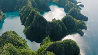 Palawan, Coron 'daki Kayangan Gölü ve Barracuda Gölü' nün insansız hava aracı görüntüsü. Filipinler.