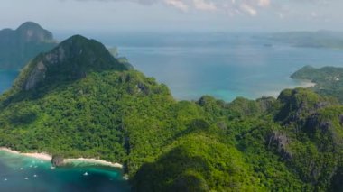 El Nido, Palawan 'daki Yedi Komando Sahili ve Papaya Sahili' nin havadan görüntüsü. Filipinler.