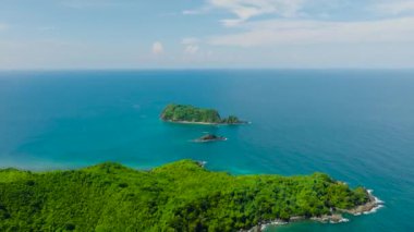 Kayalık kıyı şeridi ve mavi denizi olan küçük adaları olan tropik bir ada. El Nido, Palawan. Filipinler.