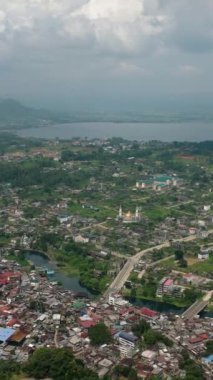 İslam Şehri 'nde ikamet alanı olan tropik bir manzara. Lanao del Sur 'daki Marawi şehri. Mindanao, Filipinler. Dikey görünüm.