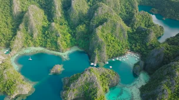 Lagunas Turquesas Con Barcos Islas Piedra Caliza Lago Kayangan Coron — Vídeos de Stock