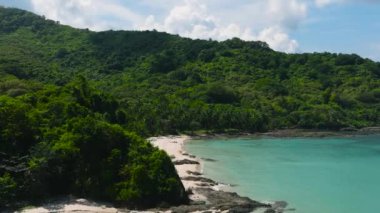 Şeffaf deniz suyuyla beyaz plajların havadan görünüşü. Diapela Sahili. El Nido, Palawan. Filipinler.