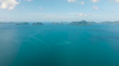 Mavi deniz ve Filipinler 'deki küçük adaların insansız hava aracı görüntüsü. Palawan 'da. Deniz Burnu.