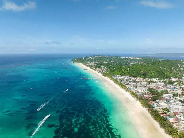Dalgalı turkuaz deniz suyu ve beyaz kumlu plajlar. Boracay 'da. Malay 'da bir ada, Aklan. Filipinler.