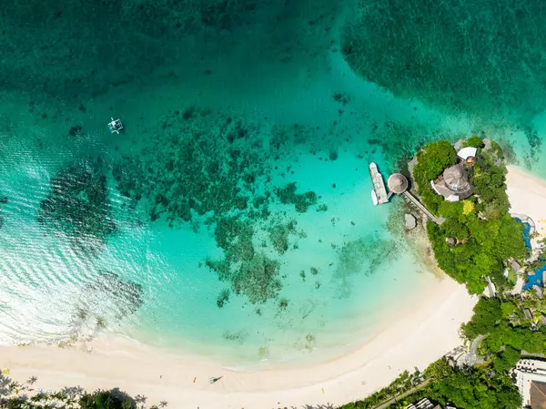 Punta Bunga Sahili. Turkuaz su ve beyaz kumların üzerinde güneş yansıması var. Boracay, Filipinler.