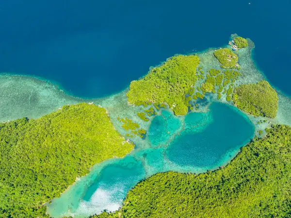 Adanın etrafındaki gölcüklerdeki sersemletici temiz suyun insansız hava aracı görüntüsü. Tinago Adası. Mindanao, Filipinler.