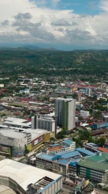Cagayan de Oro City 'deki ticari binaların en üst görüntüsü. Kuzey Mindanao, Filipinler. Dikey video.