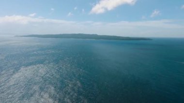 Carabao Adası 'nın hava manzarası güneş ışığının yansımasıyla çevrili mavi denizle çevrili. Romblon, Filipinler.