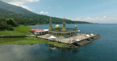 Linuk Mescidi 'nin havadan görünüşü Lanao del Sur' daki Lanao Gölü yakınlarında bir cami. Mindanao, Filipinler.