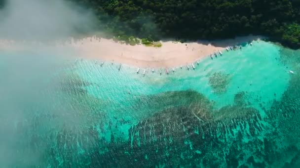 Mist Het Puka Shell Strand Met Boten Drijvend Kustlijn Boracay — Stockvideo