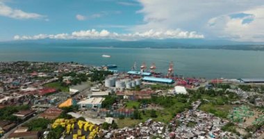 Misamis Oriental, Cagayan de Oro 'da kargo gemisi olan liman. Mindanao, Filipinler.