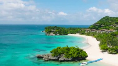 Boracay, Filipinler 'deki Punta Bunga Sahili' nde okyanus dalgaları ve berrak deniz suyu olan beyaz kumlar..