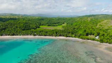 Santa Fe 'deki mercan kayalıkları ve turkuaz deniz suyu. Tablas 'ta plaj, Romblon. Filipinler.