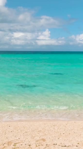 Ondas Oceánicas Playa Arena Cielo Azul Nubes Puka Beach Boracay — Vídeos de Stock