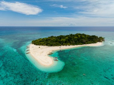 Mantigue Adası 'nda kumlu bir sahil, tekneli bir sahil. Camiguin, Filipinler. Seyahat hedefi.