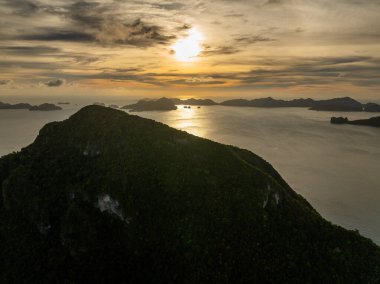 El Nido, Palawan 'da tropik gün batımı olan adalar. Filipinler.
