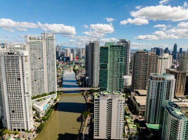 Nehirli modern binalar. Metro Manila. Filipinler 'deki yüksek kuleler.