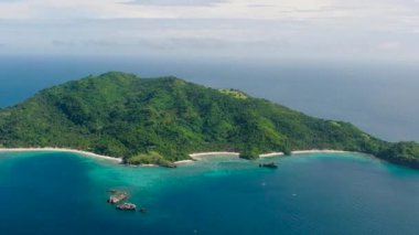 Mavi denizle çevrili Cobrador Adası. Romblon, Filipinler. Seyahat kavramı.