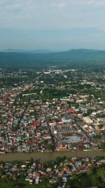 Cotabato City silueti. Nehir ve yerleşim köyleri, yukarıdan hava manzaralı. Mindanao, Filipinler. Dikey görünüm.