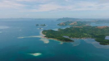 Mercan resifleri ve mavi denizli tropik ada manzarası. Coron, Palawan. Filipinler.