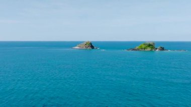 Mavi denizle çevrili Bury Adaları. El Nido. Palawan 'da. Filipinler.