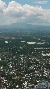 General Santos City 'nin güzel manzarası, Güney Cotabato, Mindanao' nun yüksek kentleşmiş hali. Filipinler. Dikey görünüm.