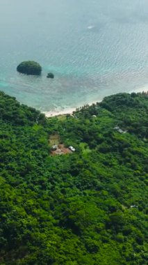 Beyaz kumlu sahil ve mercanlı şeffaf turkuaz su. Boracay, Filipinler. Dikey görünüm.