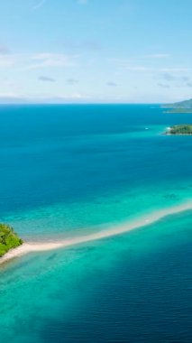 Beyaz kumlu plajların ve dalgaların tropik manzarası. Romblon, Romblon. Filipinler. Dikey görünüm.