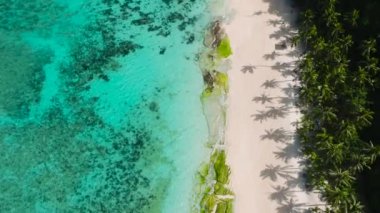 Beyaz kumda okyanus dalgaları, Puka Shell Sahili 'nde turkuaz sular. Boracay, Filipinler.
