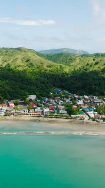 Santa Fe 'deki konut aerası ve binalar. Turkuaz deniz suyu kıyı şeridinde. Masalar, Romblon. Filipinler. Dikey görünüm.