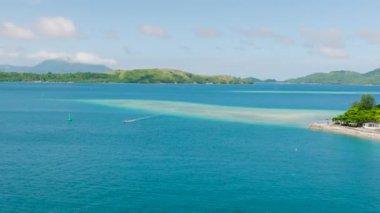 Mavi denizi aşan bir tekne, Romblon Adası 'ndaki sahil beldesi. Romblon, Filipinler.