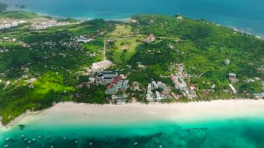 Binaları, otelleri, beyaz kumlu plajları ve tekneli turkuaz deniz suları olan Boracay. Filipinler.