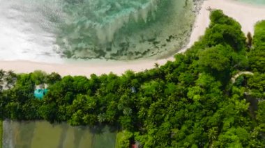 Beyaz kumlu kıyı şeridi ve güneş ışığı yansımalı berrak deniz suyu. Santa Fe, Tablas, Romblon. Filipinler.