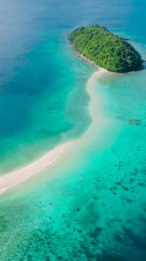 Bon Bon Sahili 'nde güzel dalgalar. Temiz suyu olan bir kum tepesi. Romblon Adası. Romblon, Filipinler. Dikey görünüm.