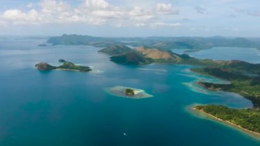 CYC Sahili ve mavi denizli Dimanglet Adası 'nın havadan görüntüsü. Lajala, Coron. Palawan 'da. Filipinler.