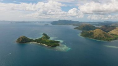 Kumsalı ve mavi denizi olan Dimanglet Adası. Coron, Palawan. Filipinler. Seyahat kavramı.