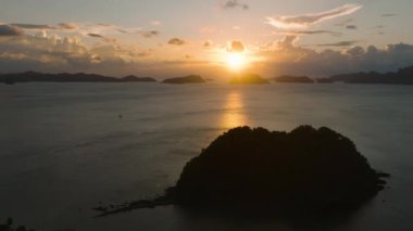 Günbatımlı Depeldet Adası manzarası. El Nido, Palawan. Filipinler.
