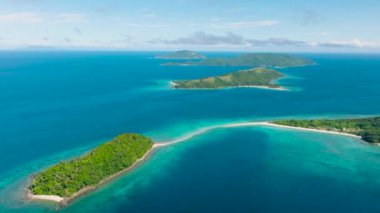 Romblon, Romblon 'daki adaların kumlu sahillerinin insansız hava aracı görüntüsü. Filipinler.