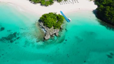 Boracay, Filipinler 'deki Punta Bunga Sahili' nde berrak okyanus dalgalarıyla beyaz kumların en üst görüntüsü..