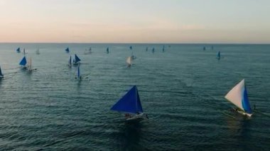 Mavi deniz ve yelkenli tekneler. Boracay, Filipinler 'de gün batımı.