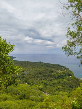Camiguin Adası 'ndaki orman ve deniz manzaralı dağ manzarası. Filipinler.