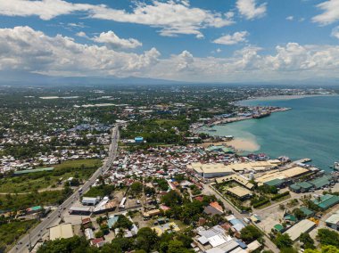 General Santos Şehri. Gündüz vakti modern ve iş binası. Mindanao, Filipinler.