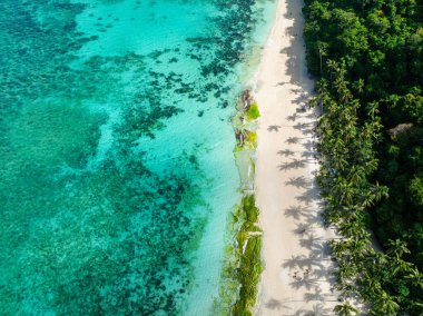 Puka Deniz Kabuğu Sahili. Turkuaz suyu ve kumdaki okyanus dalgalarını temizleyin. Boracay, Filipinler.