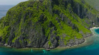 Mavi denizle çevrili Tapiutan Adası. El Nido, Palawan. Filipinler.