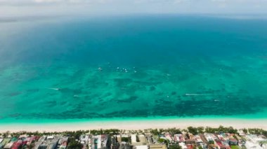 Boracay, Filipinler 'de turkuaz suyu bulunan manzaralı beyaz kumsal..