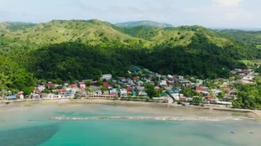 Santa Fe 'deki konut aerası ve binalar. Turkuaz deniz suyu kıyı şeridinde. Masalar, Romblon. Filipinler.